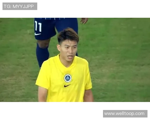 杨一鸣肘击被红牌罚下新鹏城领先后遭遇人数劣势