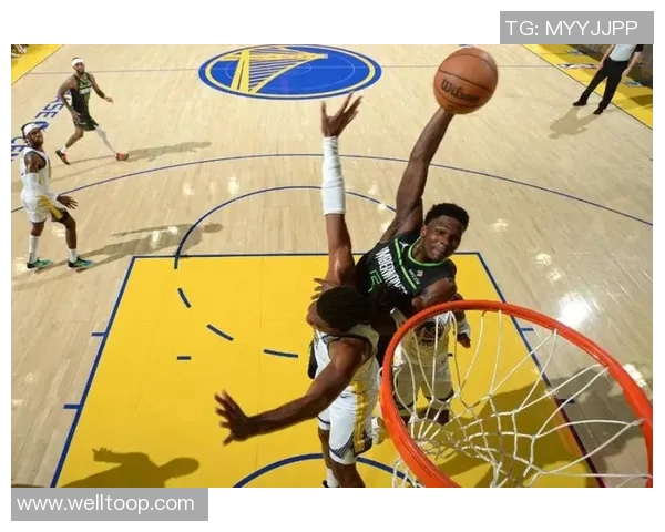 爱德华兹状态低迷半场14投仅中3三分球表现不佳仅得14分 爱德华兹状态低迷半场14投仅中3三分球表现不佳仅得14分