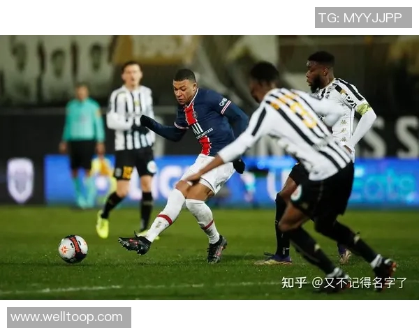 朗斯时隔19年重返法甲榜首托万双响助球队逆转昂热